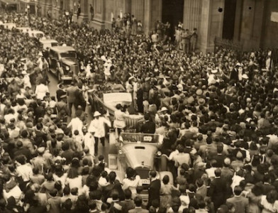 Crowds mob Argentine first lady Eva Perón on a visit to Madrid, 1947. Canary Islands Historical Photography Archive (CC-BY).