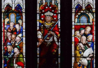 King Æthelstan, flanked by images of the Synod of Arles, on the window of Beverley Minister. Jules & Jenny (CC BY 2.0).