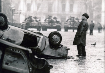 A street scene in Bucharest during the Romanian Revolution, 15-25 December 1989. Forteopan (CC BY-SA).