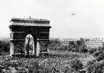 Crowds gathered at the Arc de Triomphe celebrating the liberation of Paris, 26 August 1944. Heritage Images/Topfoto.