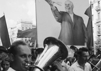 A parade in Moscow under a banner of Nikita Khrushchev with a dove of peace, 1961. ETH Library Zurich, Image Archive / Com_L10-0297-0020-0015 (CC BY-SA 4.0).
