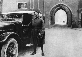 Führer fake: Hitler leaves what is not Landsberg Prison.