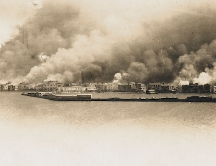 The Great Fire in the Greek Quarter of Smyrna (now Izmir), 1922. Chronicle/Alamy Stock Photo.